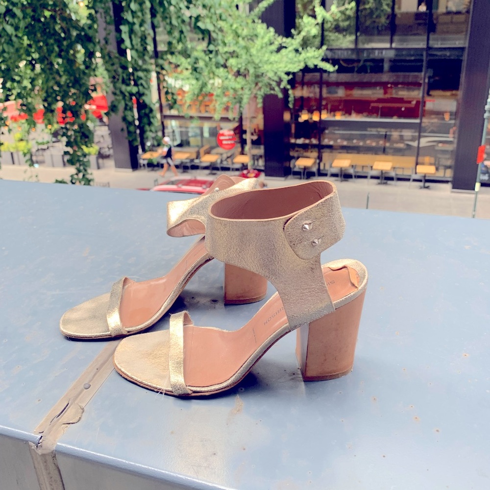 Sigerson Morrison, size 7.5, Shiny Gold Open Toe Sandal, Block Heel